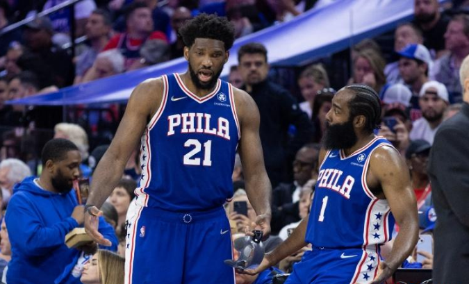  恩比德复出76人终结连败  