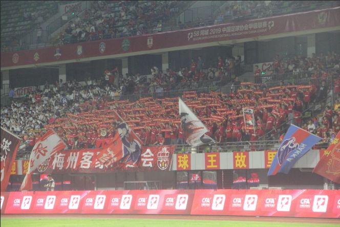  图卢兹主场十人应战，顽强逼平领头羊巴黎  