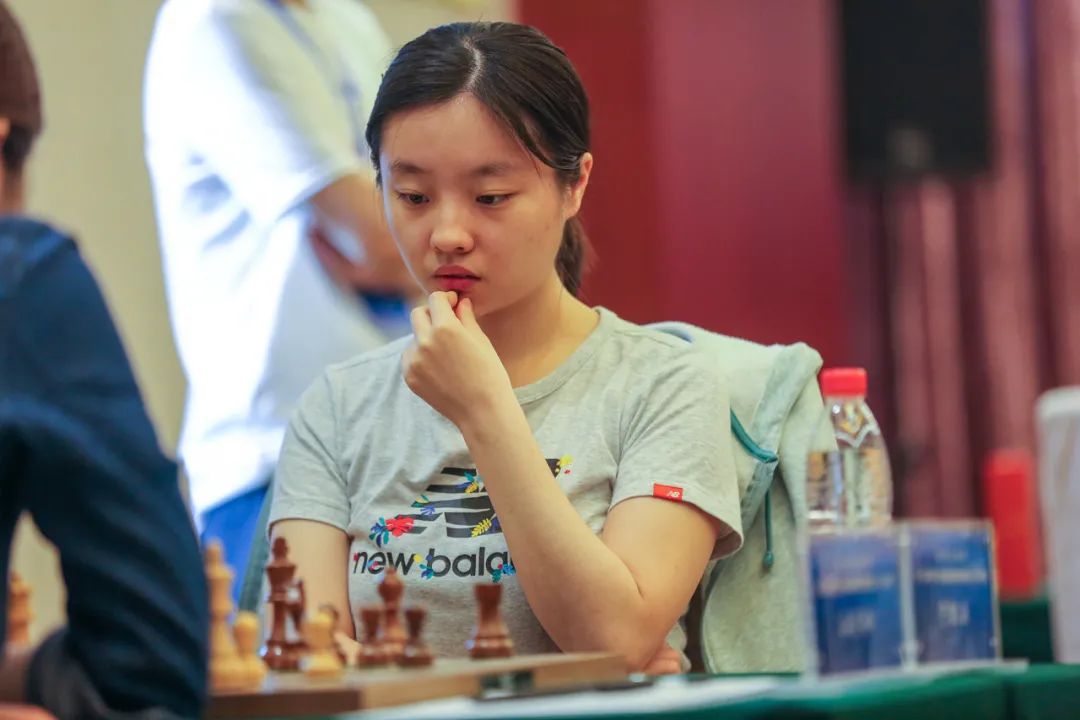  法甲赛季收官巴黎卫冕成功捧杯  